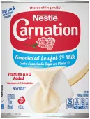 Fotografía frontal de una lata blanca, roja y azul de Leche Evaporada Reducida en Grasa al 2%. Tiene la marca Carnation y el logotipo de la flor, una tapa de botella de plástico azul oscuro, y una imagen de la leche evaporada vertiéndose en una espátula blanca.