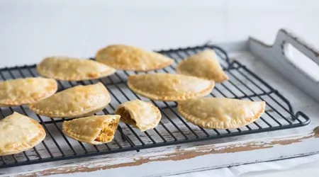Cazuela de Tostada Francesa de Durazno y Almendras