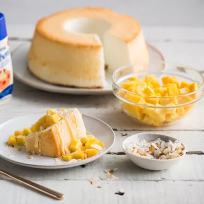 Pastel de Ángel con Mango y Coco Tostado