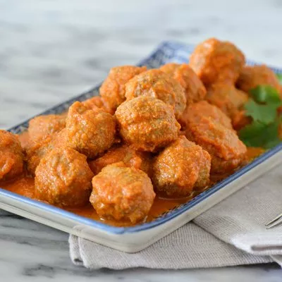 Albóndigas en Cremosa Salsa de Adobo y Tomate