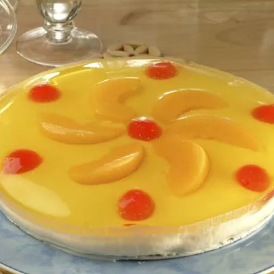 Delicia cremosa de gelatina con duraznos
