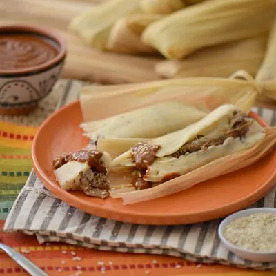 Tamales de Carne Deshebrada con Salsa de Mole