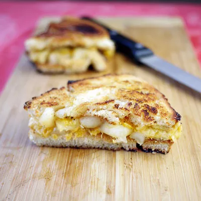 Cazuela de Tostada Francesa de Durazno y Almendras