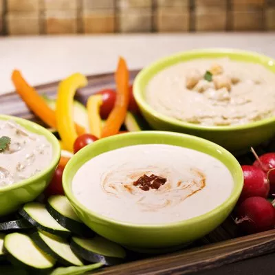 Dip de Chipotle Maggi con Galletas y Vegetales