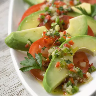 Ensalada de Aguacate y Tomate (Jitomate) con Confeti Vinagreta