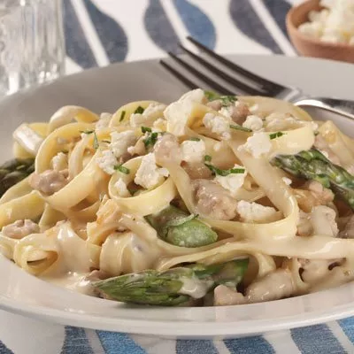 Fetuchini con Salsa Cremosa de Cerdo y Espárragos