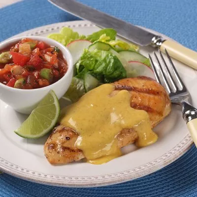Pechugas de Pollo Asadas con Salsa a la Boliviana